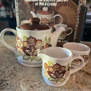 Vintage teapot / sugar and cream set